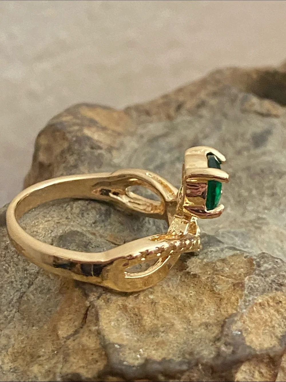 5/$10❤️❤️❤️NEW Green Faceted Glass Gold Tone Zinc Alloy Ring